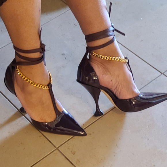 AUTHENTIC Burberry very gently loved pump with gold chain And ankle strap. - Picture 2 of 5
